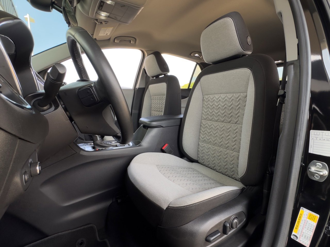 2024 Chevrolet Equinox LT photo 2