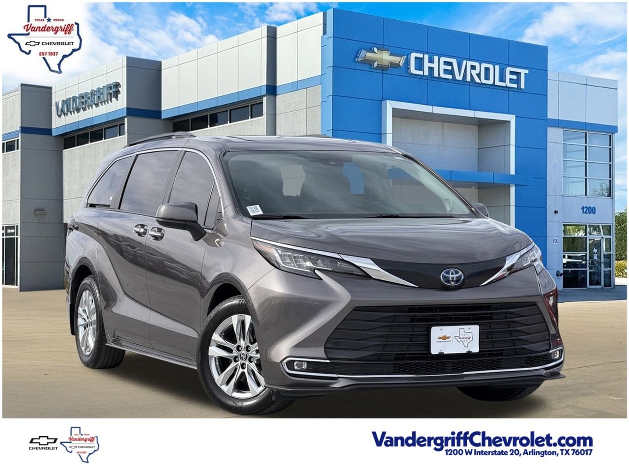 2023 Toyota Sienna XLE's photo