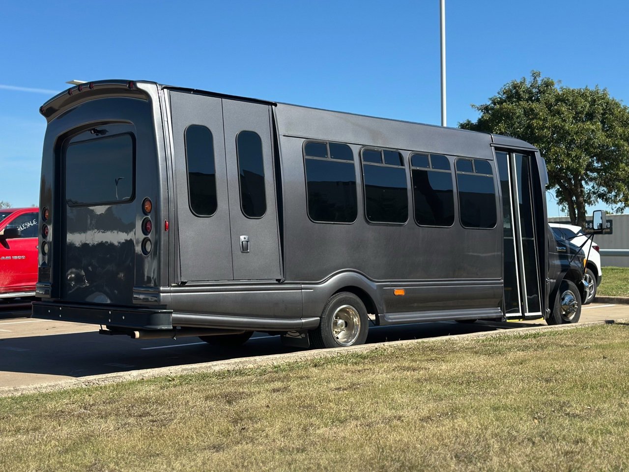 2007 Ford E-450 photo 2
