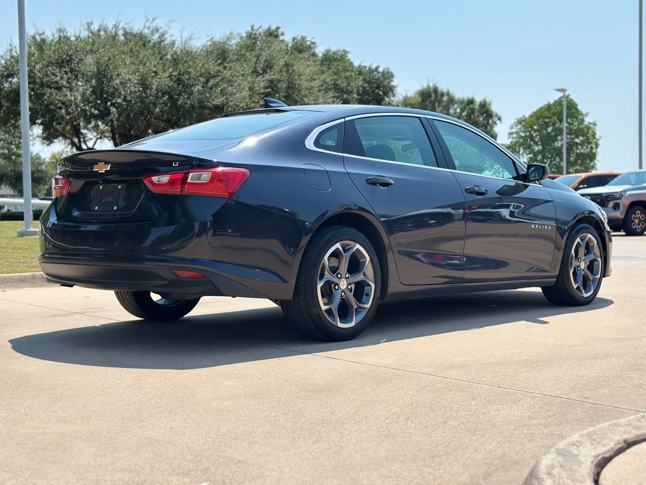 2023 Chevrolet Malibu 1LT photo 2