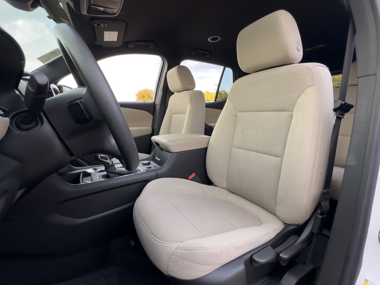 2022 Chevrolet Traverse LS photo 2