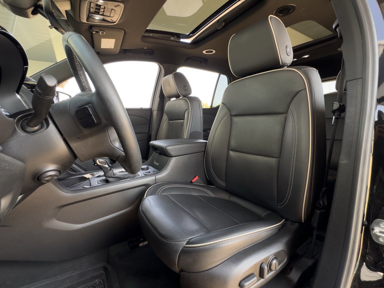 2023 Chevrolet Traverse Premier photo 2