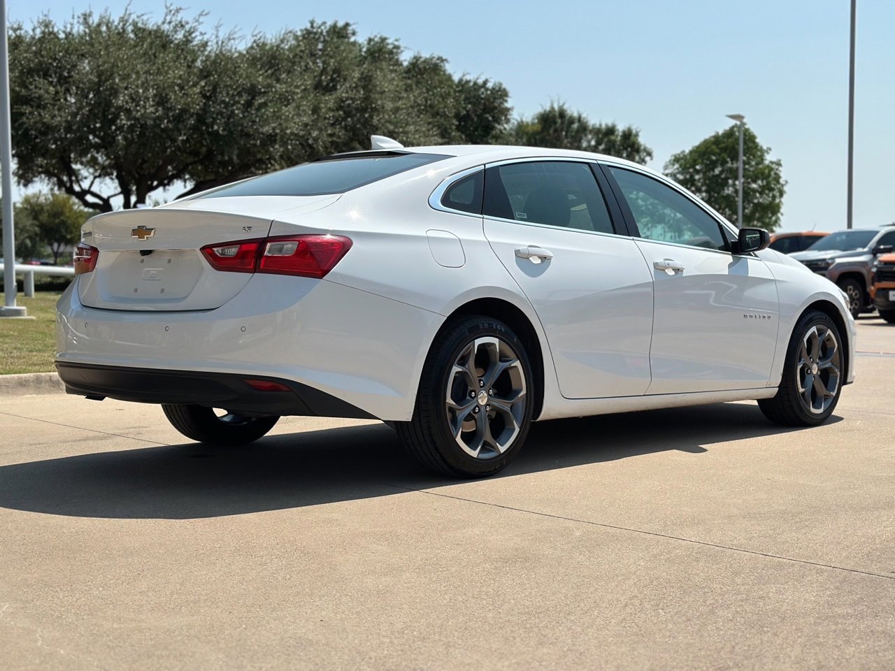 2024 Chevrolet Malibu 1LT photo 2