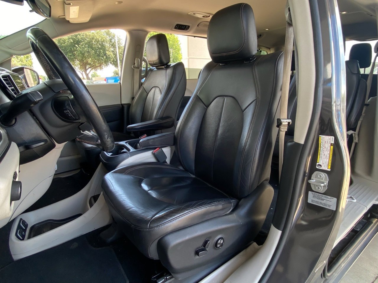 2017 Chrysler Pacifica Touring L photo 4