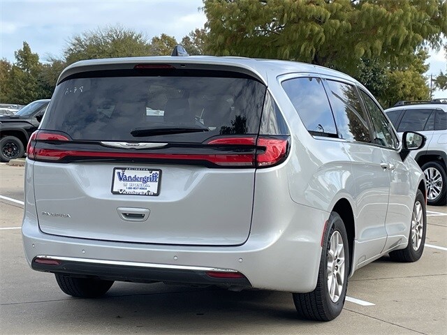 2024 Chrysler Pacifica Touring L photo 4