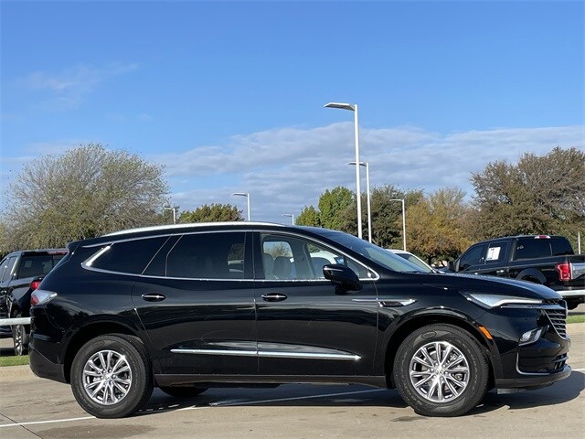 2024 Buick Enclave Essence photo 2