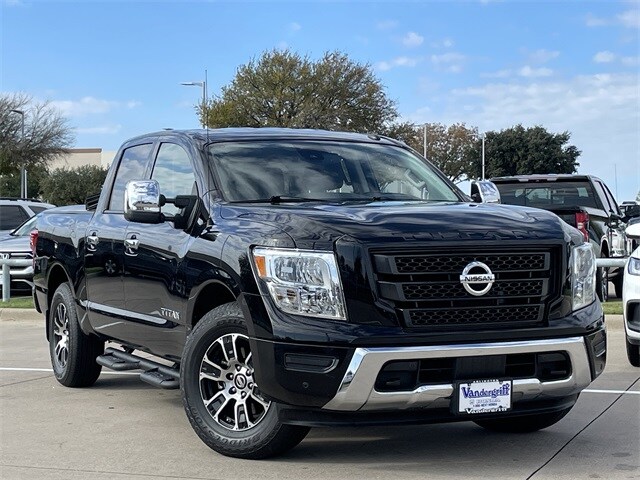 2021 Nissan Titan SV photo 2