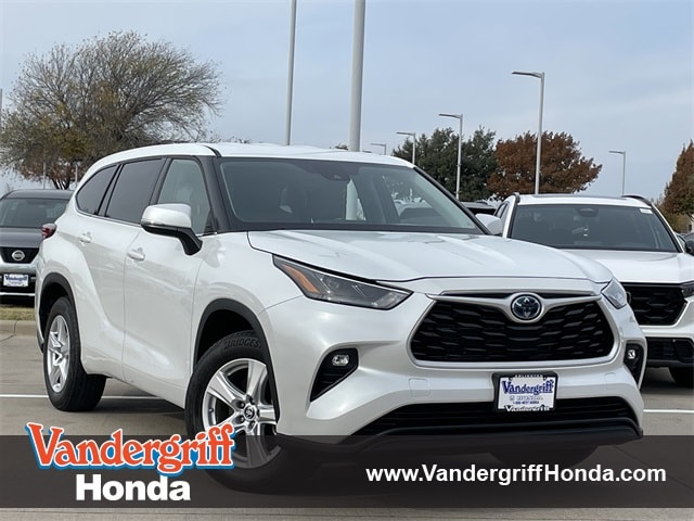 2022 Toyota Highlander LE's photo