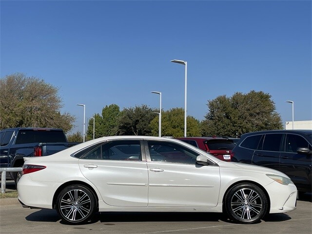2016 Toyota Camry SE photo 3
