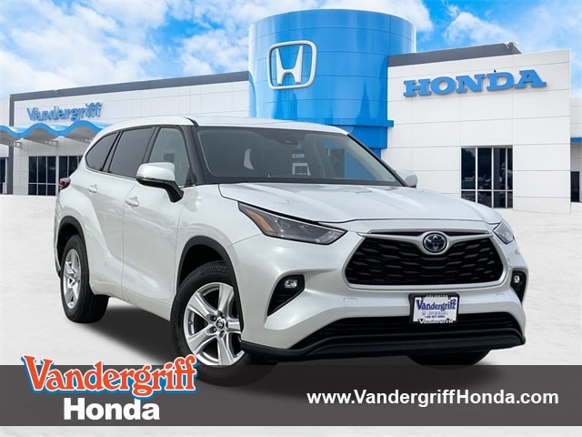 2022 Toyota Highlander LE's photo