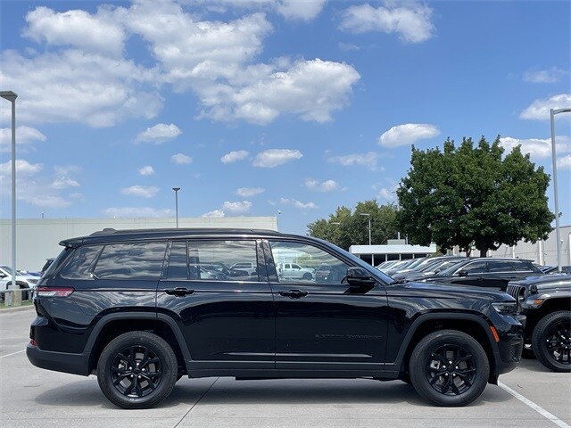 2024 Jeep Grand Cherokee Altitude photo 3