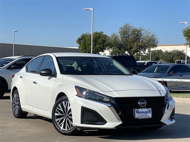 2024 Nissan Altima 2.5 SV photo 2