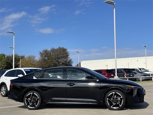 2025 Kia K4 GT-Line photo 2