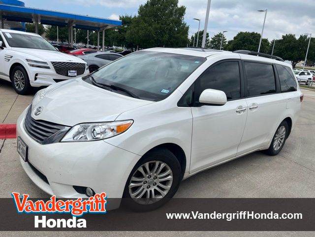 2017 Toyota Sienna XLE Premium V6 8-Passenger's photo