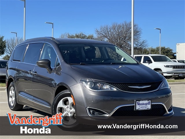 2017 Chrysler Pacifica Touring-L Plus's photo