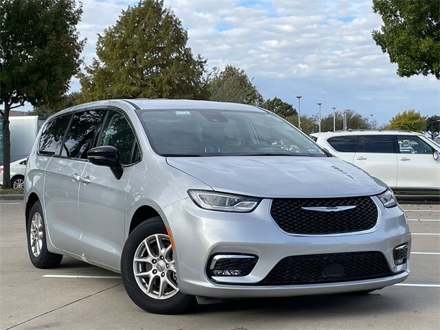 2024 Chrysler Pacifica Touring L photo 2