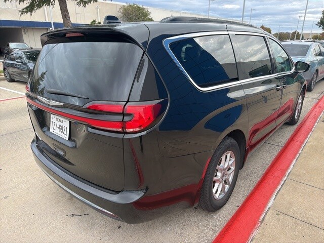2022 Chrysler Pacifica Touring L photo 3