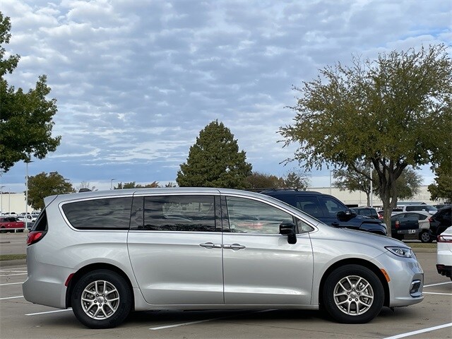 2024 Chrysler Pacifica Touring L photo 3