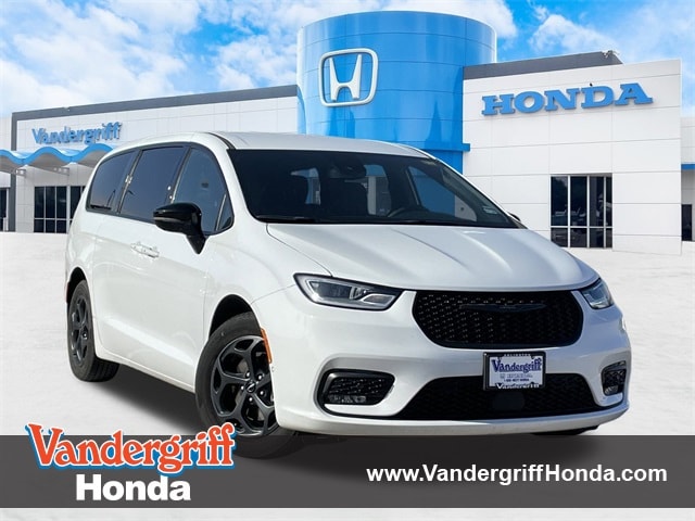 2024 Chrysler Pacifica PHEV Select's photo