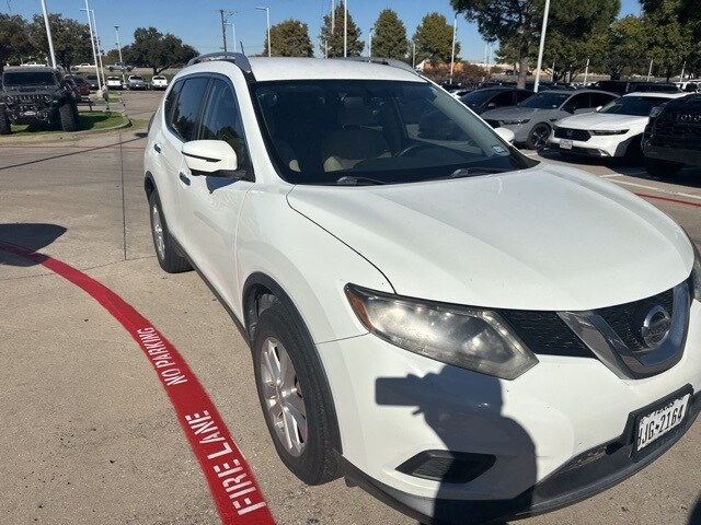 2016 Nissan Rogue SV photo 2