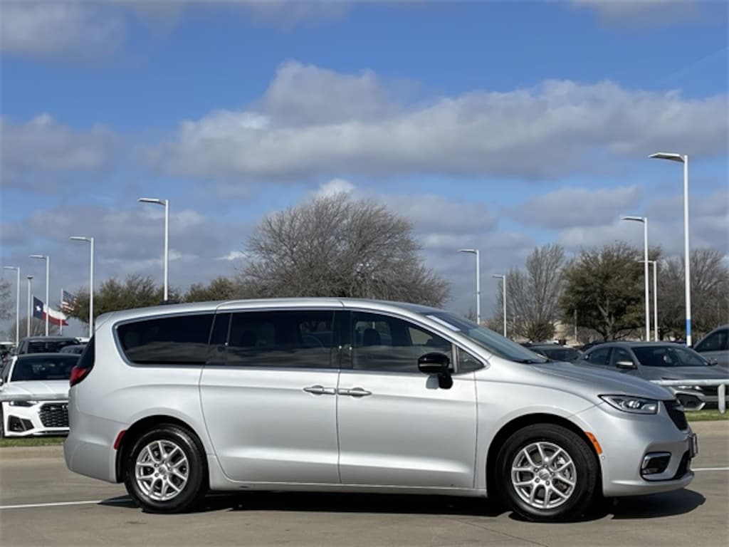 Used 2024 Chrysler Pacifica Touring L Van Passenger Van