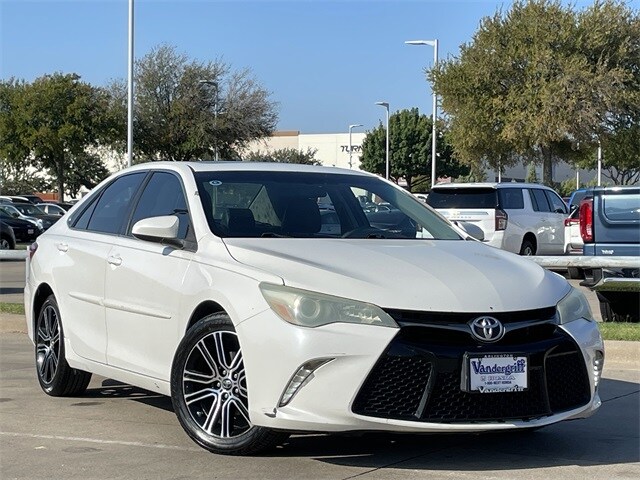 2016 Toyota Camry SE photo 2
