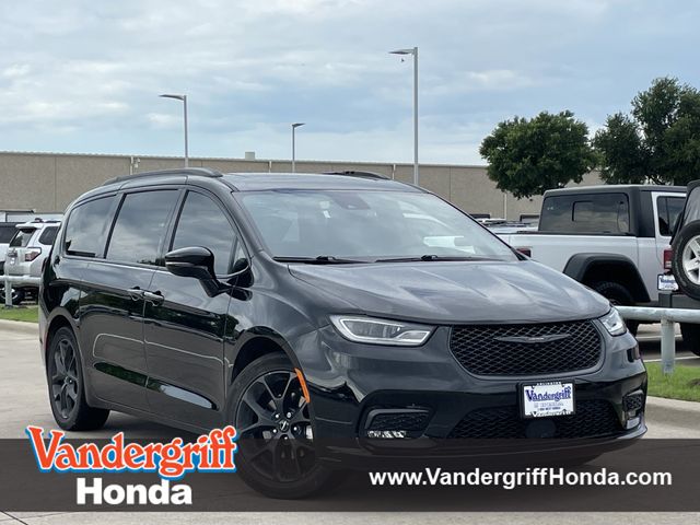 2025 Chrysler Pacifica Limited's photo