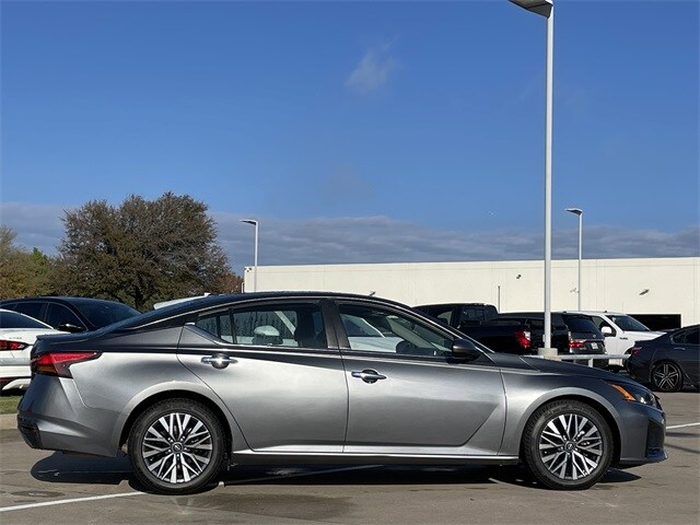 2023 Nissan Altima 2.5 SV photo 2