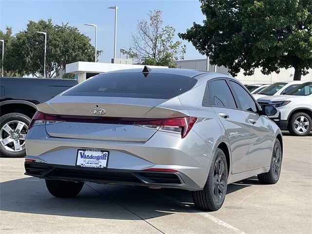2023 Hyundai Elantra SEL photo 2