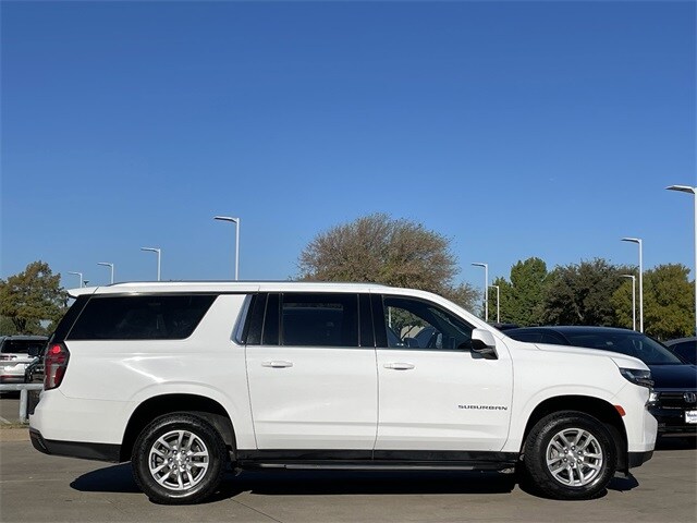 2023 Chevrolet Suburban LT photo 3