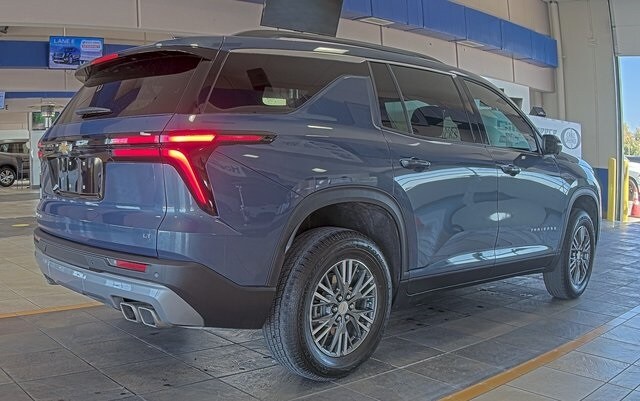 2024 Chevrolet Traverse photo 2