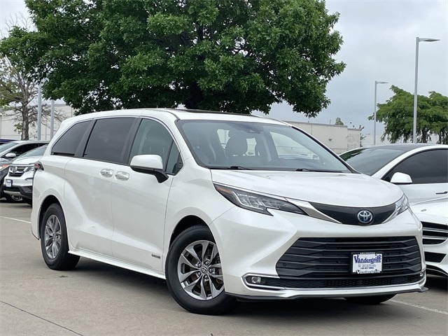 Used 2021 Toyota Sienna XLE with VIN 5TDYRKEC0MS004981 for sale in Arlington, TX