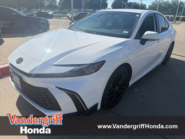 2025 Toyota Camry SE Hybrid's photo
