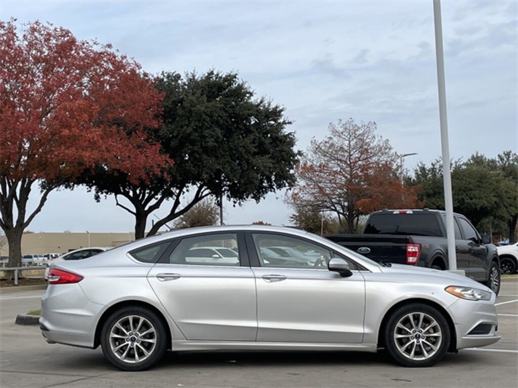 Used 2017 Ford Fusion SE Sedan
