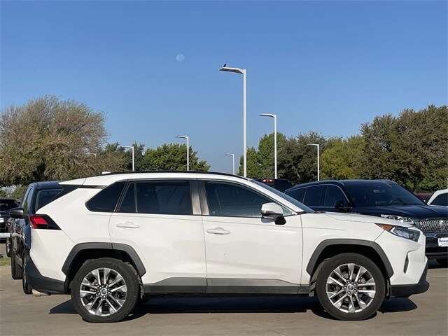 2020 Toyota RAV4 XLE Premium photo 3