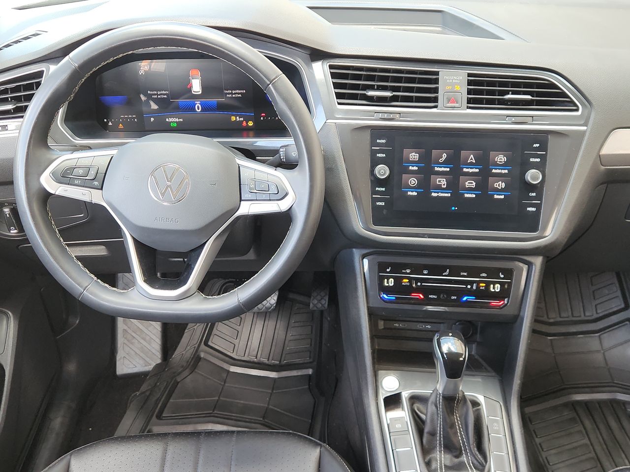 Used 2024 Pure White Volkswagen 2.0T SE image 22