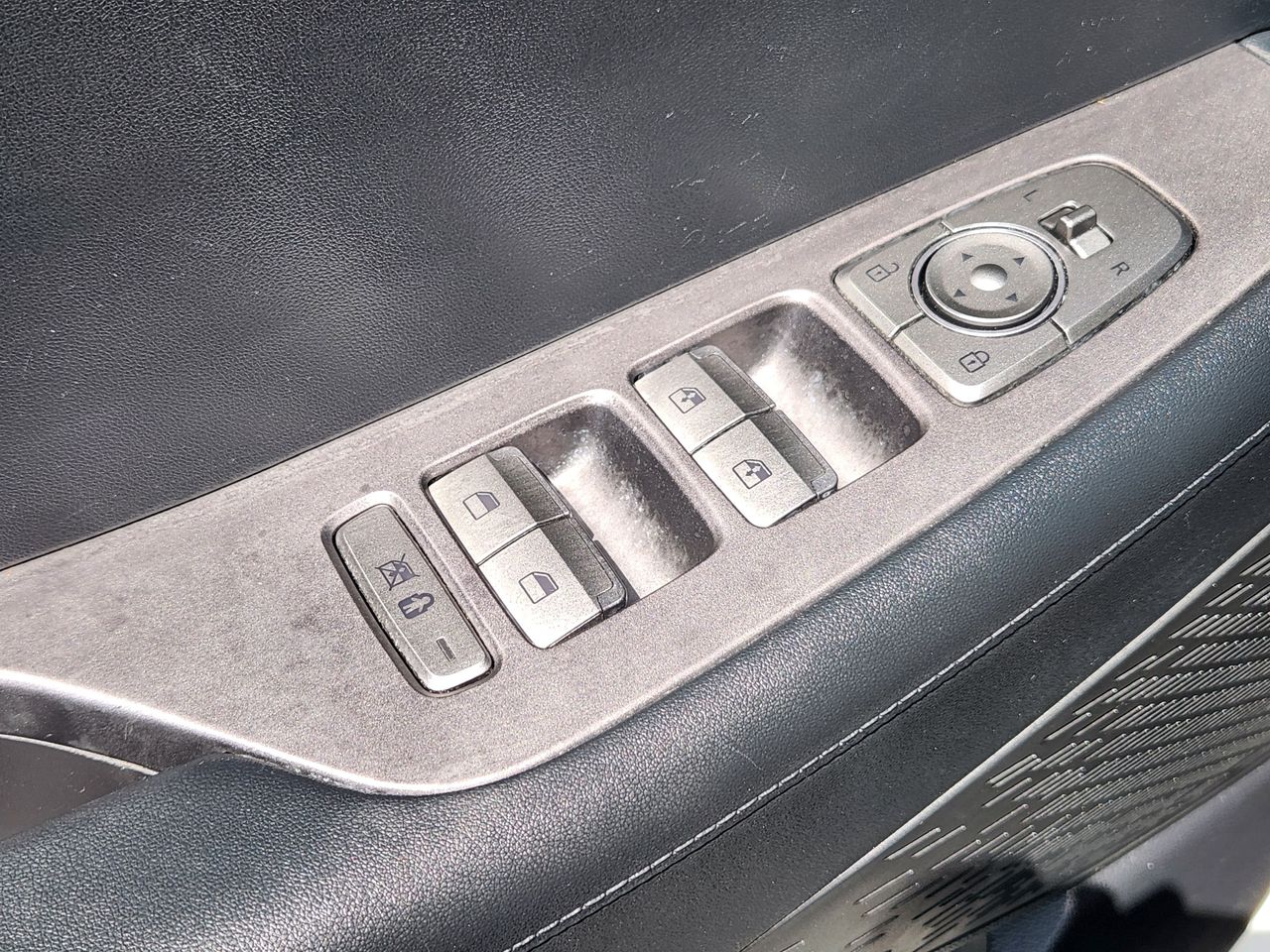 Used 2025 Hyper White Hyundai SEL image 23
