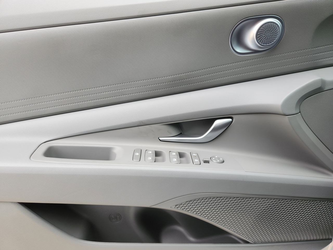 New 2026 W6H White Hyundai SE image 19