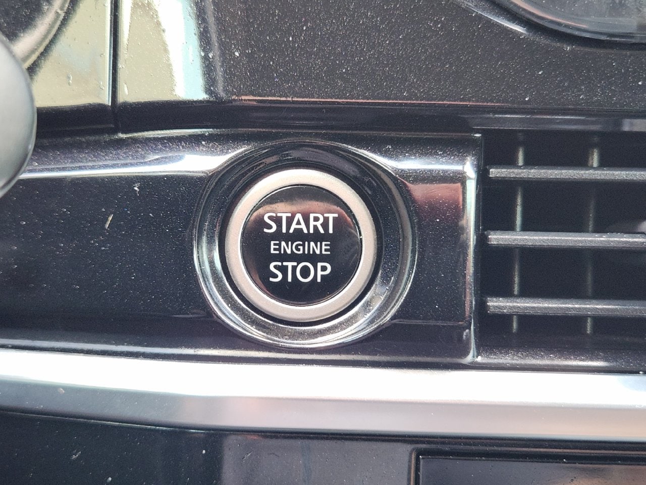 Used 2023 Pearl White Tricoat Nissan SL image 19