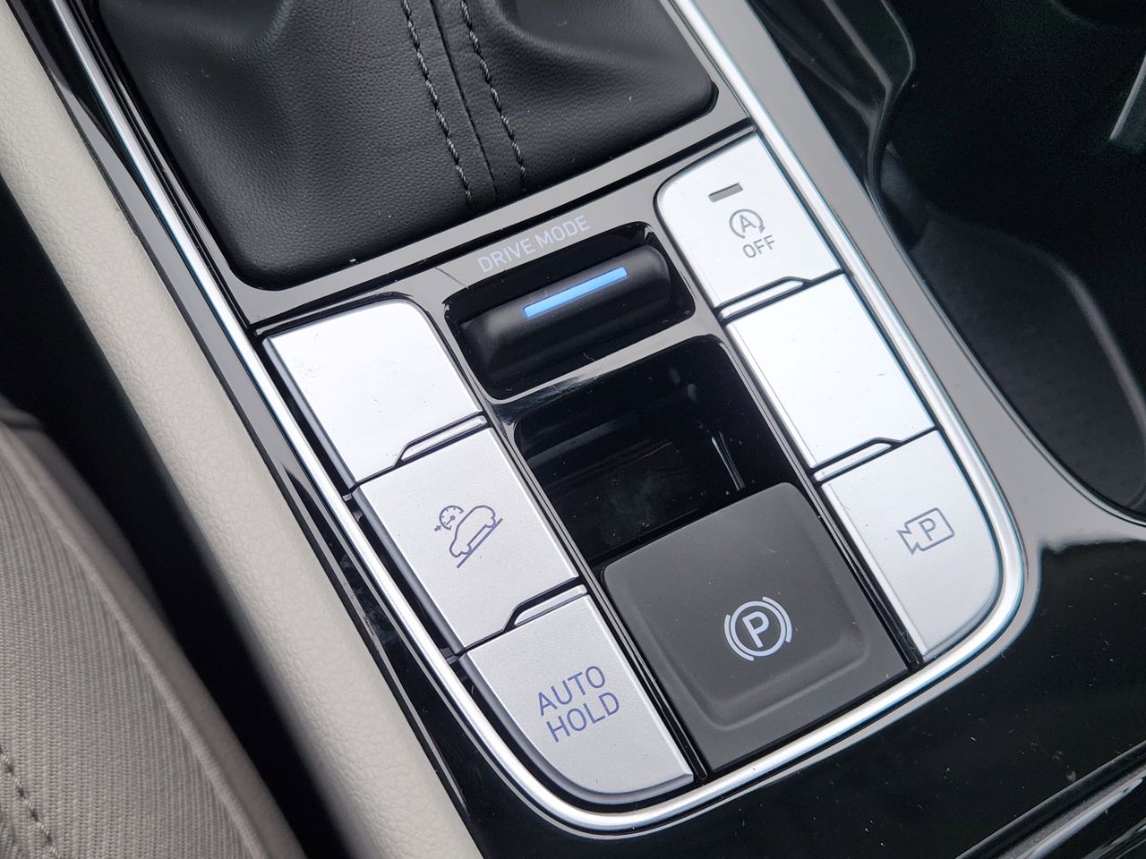 New 2026 W6H White Hyundai SEL FWD image 19