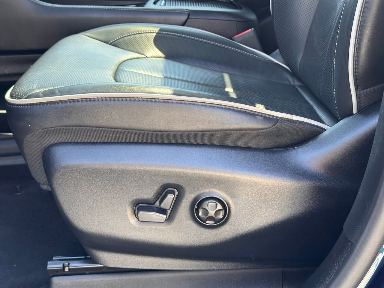 Used 2025 Fathom Blue Pearlcoat Chrysler Limited image 32