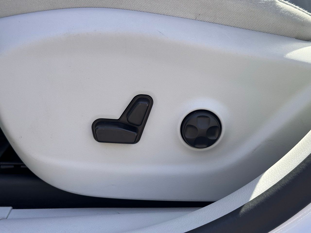 Used 2020 Bright White Jeep Limited image 28