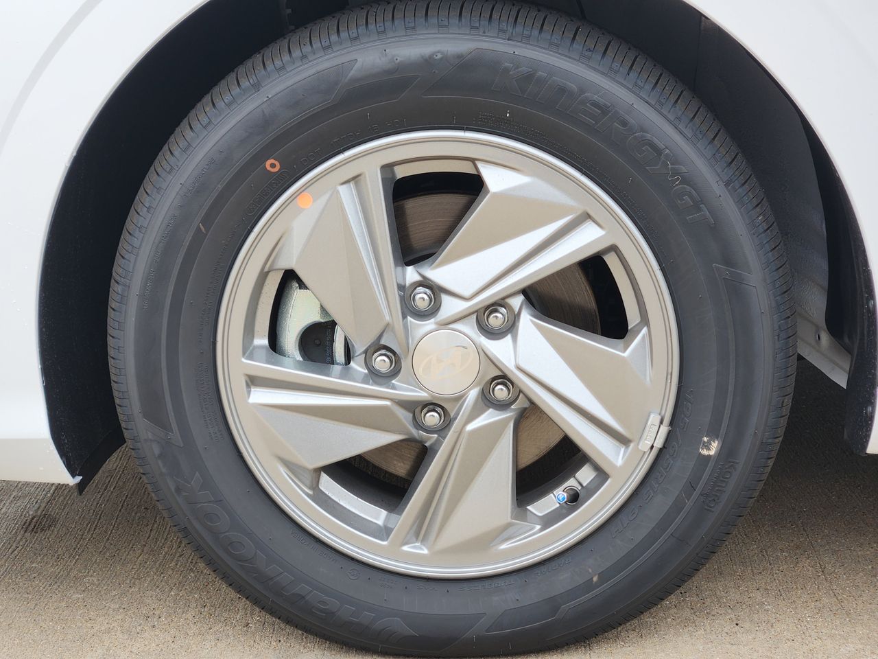 New 2026 W6H White Hyundai SE image 7