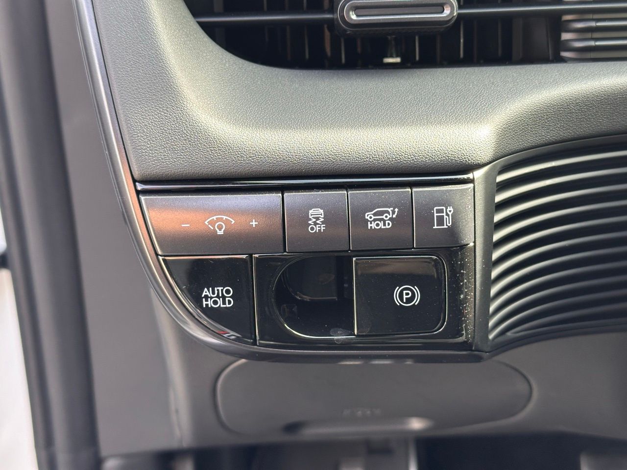 Used 2025 Atlas White Hyundai Base image 25