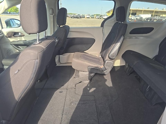 Used 2024 Bright White Chrysler LX image 17