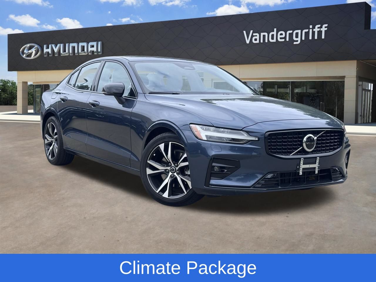 2025 Volvo S60 B5 Core Dark's photo