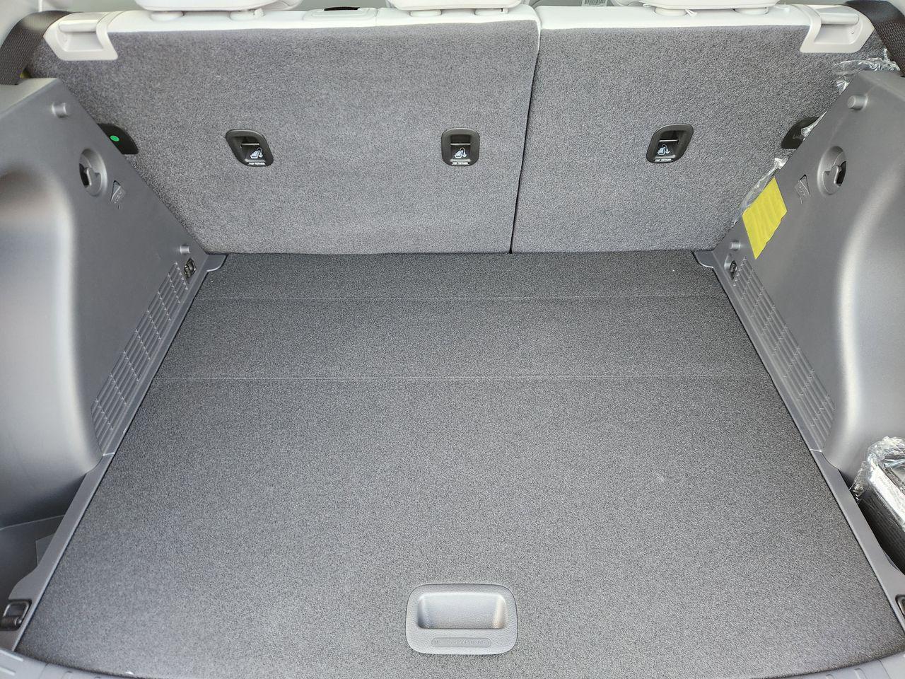 New 2026 SAW White Hyundai SE FWD image 30