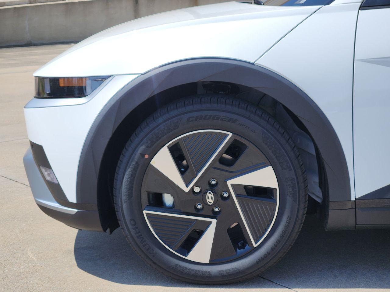 New 2027 SAW/White Hyundai SE image 5