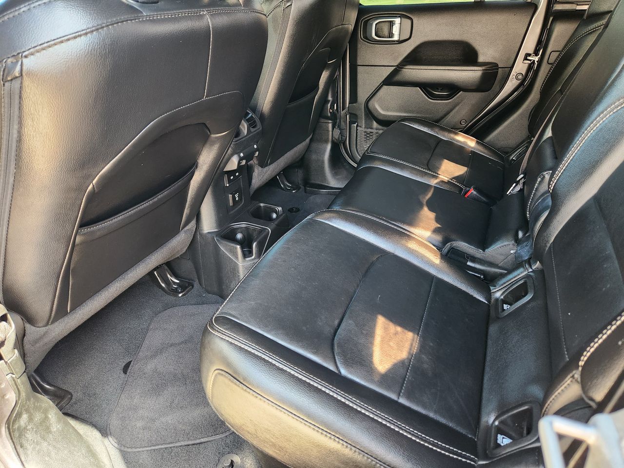 Used 2022 Granite Crystal Jeep Overland image 28