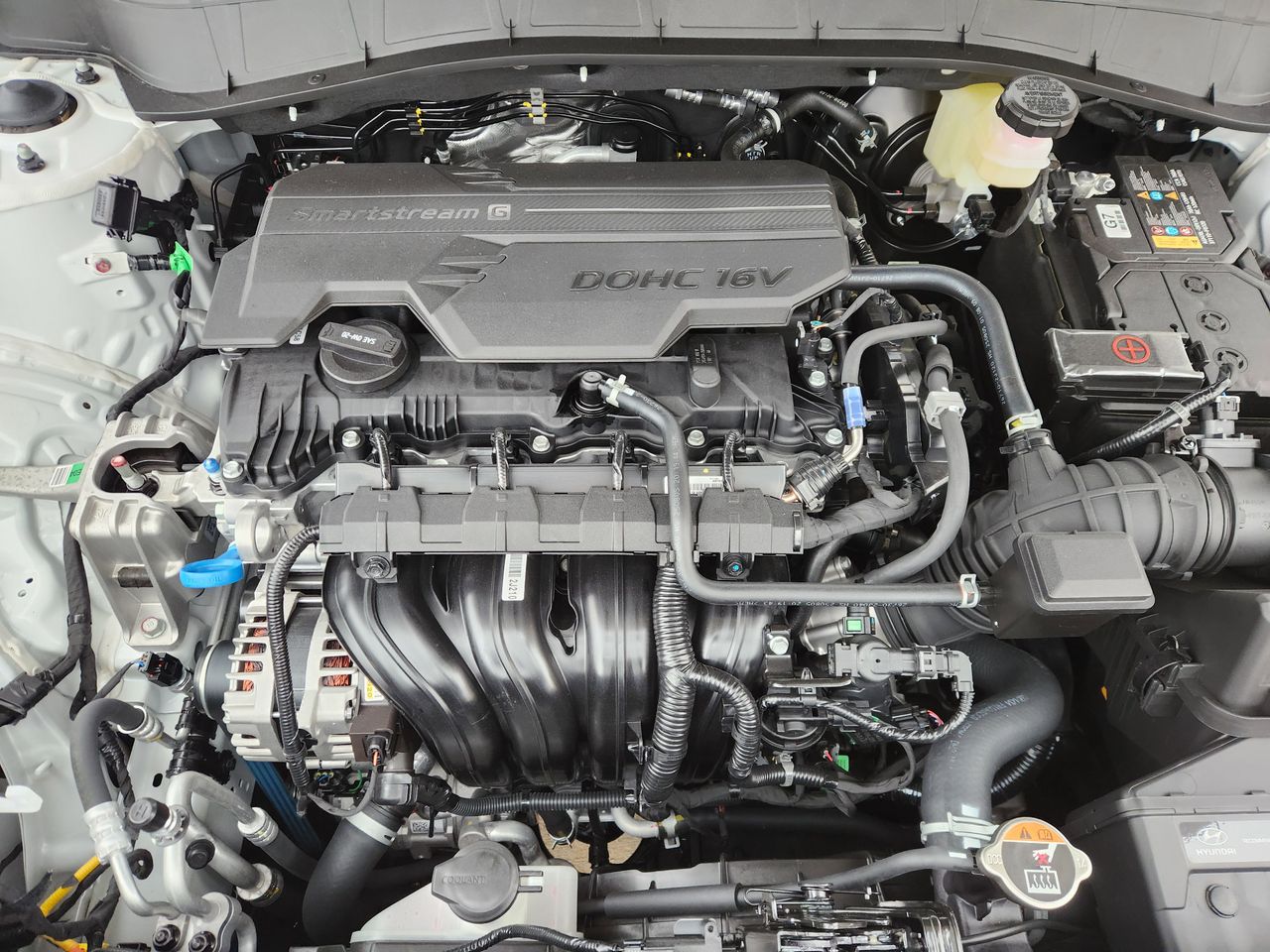 New 2026 SAW White Hyundai SE FWD image 29